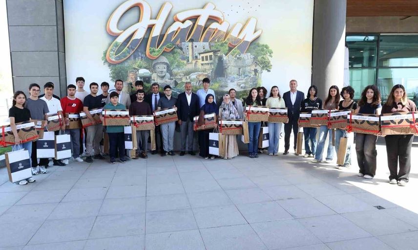 Başkan Öntürk gençlerin başarılarını ödüllendirdi