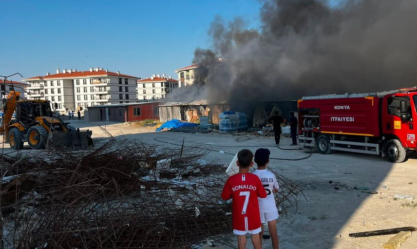 Karapınar'da inşaat konteynerlerinde çıkan yangın itfaiyenin müdahalesiyle kontrol altına alındı