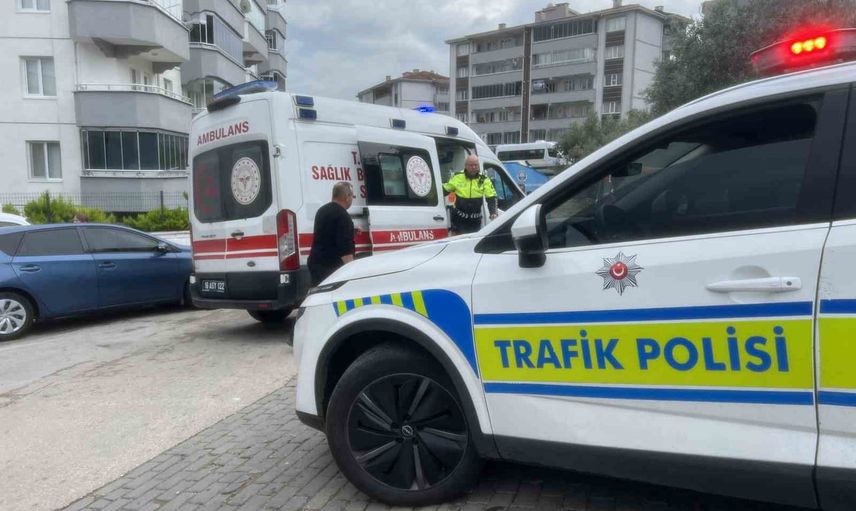 Mudanya'da aniden önüne çıkan araç motosikletli kuryeyi savurdu