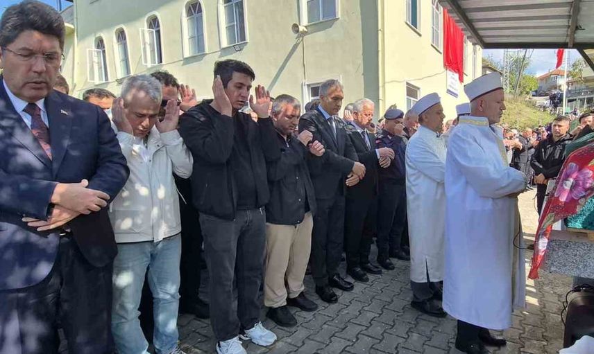 Okul saldırısında yaşamını yitiren 10 yaşındaki Eslem Sare son yolculuğuna uğurlandı
