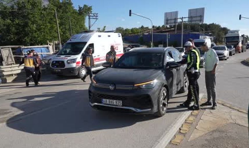Kavşakta çarpışma: kırmızı ışık ihlali iki kişiyi yaraladı