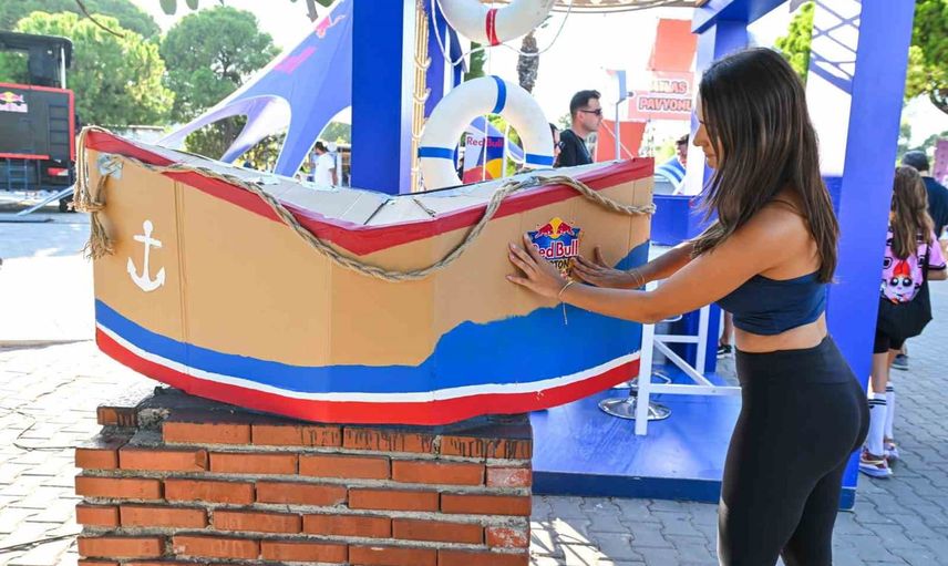 üniversiteli gençler Kültürpark’ı karton teknelerle canlandırdı