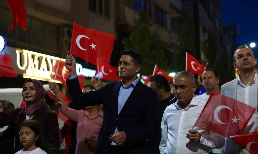 Aliağa’da zafer coşkusu fener alayı, konser ve sanat günleriyle taçlandı