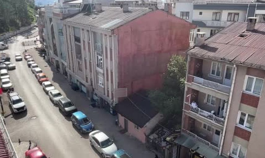 Apartmanların arasında kalan 60 yıllık evinde anılarına sahip çıkıyor