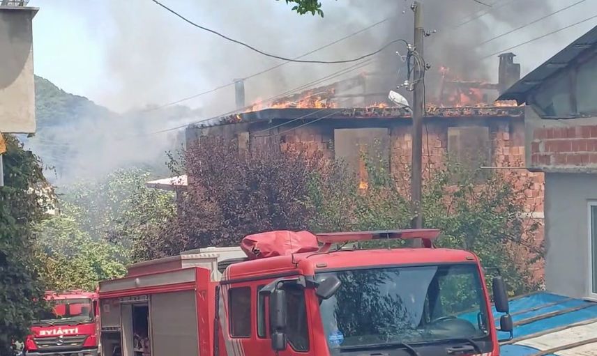 Ünye'de çatı yangını evdeki yaklaşık 1 ton fındığı kül etti