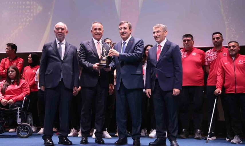 Sultangazi yerel yönetimlerde gecenin tek ödüllü belediyesi oldu