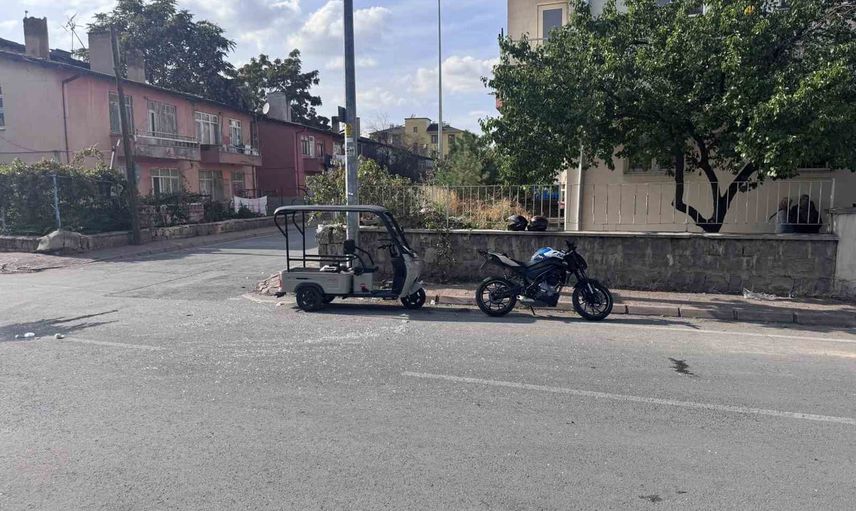 Yolculuk yarıda kaldı: Kayseri'de motosiklet ve mobilet çarpıştı, 7 yaralı