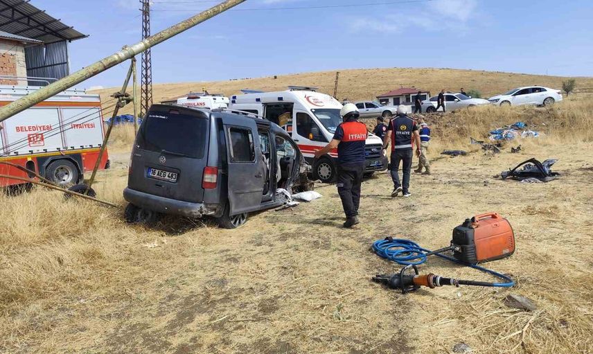 Karakoçan'da hafif ticari aracın tarlaya uçması: 5 kişi yaralandı
