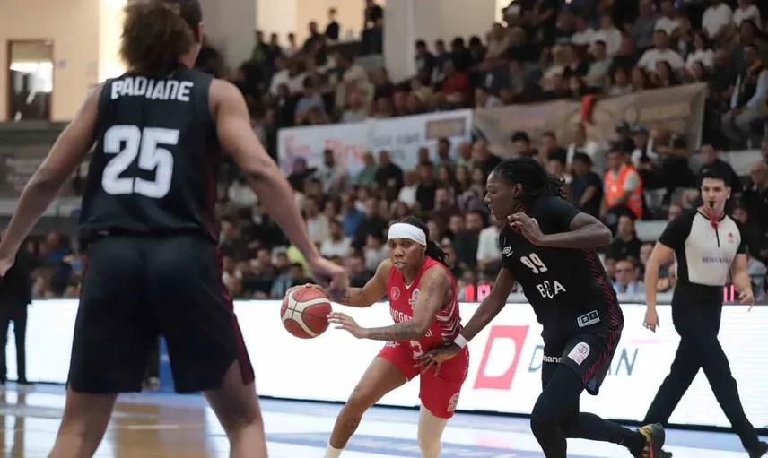 Turgutlu'da voleybolda fırtına: sultanlar liderlik koltuğuna kuruldu