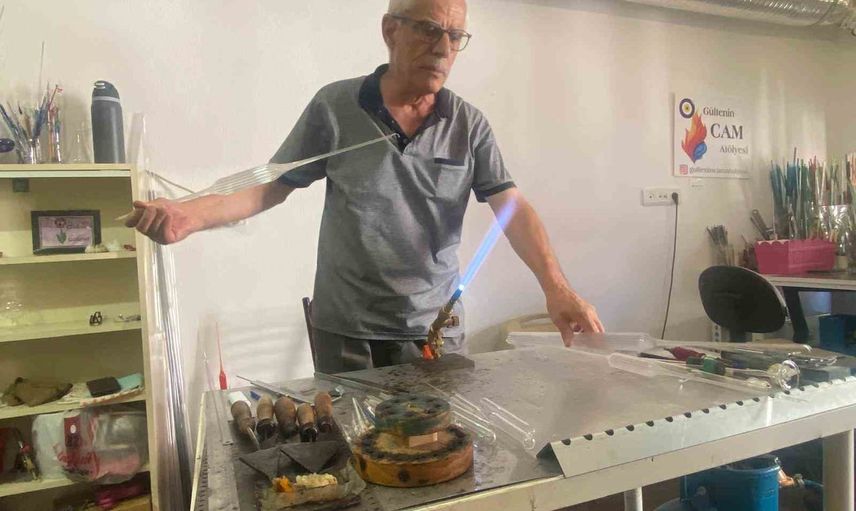 Emeklilikte tüpleri bırakıp camı sanatla buluşturan ustanın hikâyesi
