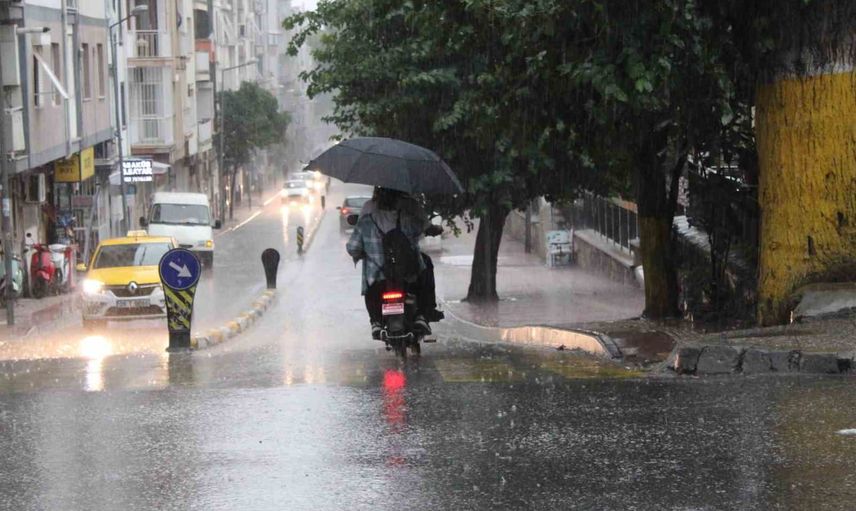 Akşamın sürprizi Efeler'de sağanak hazırlıksız vatandaşları etkiledi