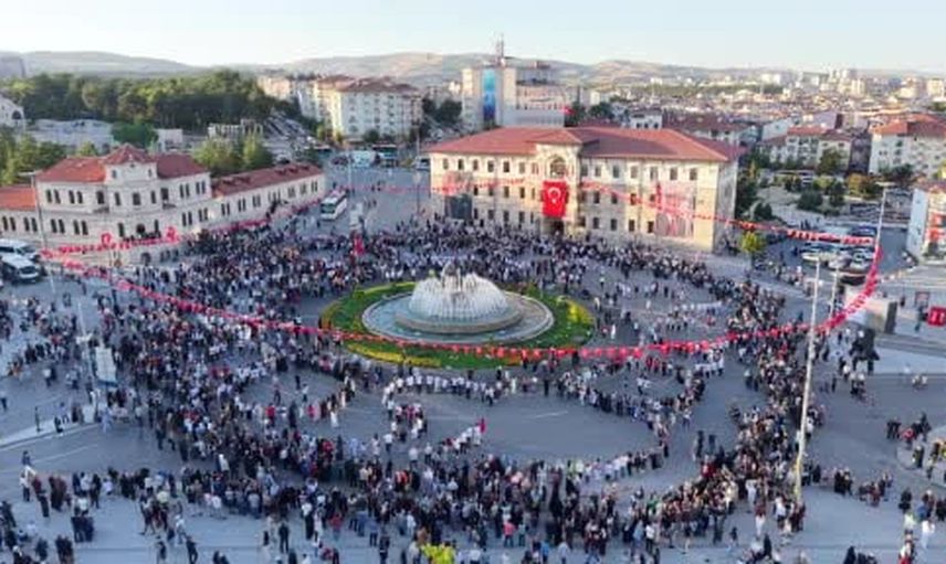 Sivas’ta 107 yıllık miras halayla kutlandı: bin 58 kişi meydanda