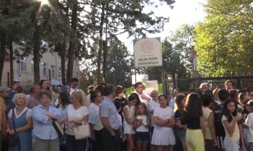 Veli protestosu: Dilek Özer Ortaokulu'nda tüm öğrencilerin başka okula taşınması talebi