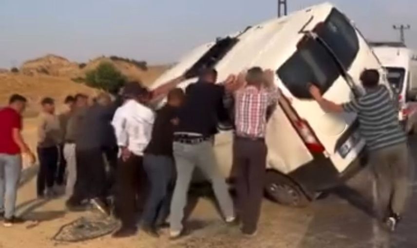 Kozluk girişinde devrilen minibüsü vatandaşlar yeniden ayağa kaldırdı