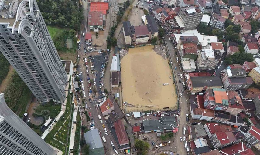 Ayazağa'da sağanak hayatı felç etti: araçlar sürüklendi, stat suyla doldu