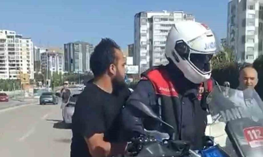 jandarma, kimliğini unutup paniğe kapılan adayı motosikletle sınava yetiştirdi