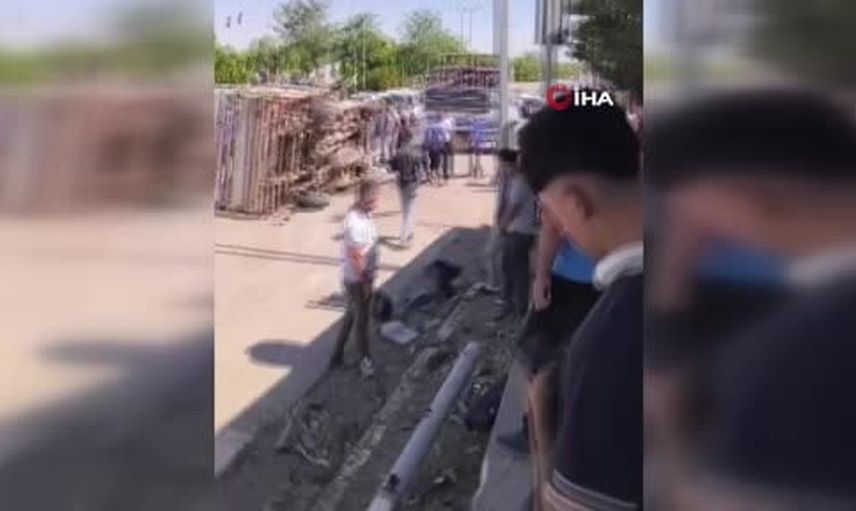 Muş sanayi kavşağında kontrolünü kaybeden kamyonet trafik ışığı direğine çarptı