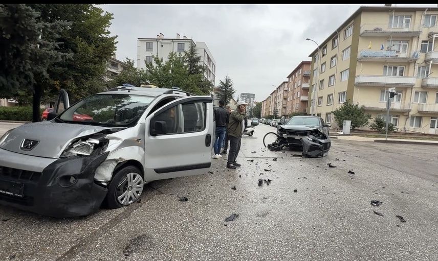 Kavşakta çarpışma: yaralanan yolcu ve yükselen gerginlik