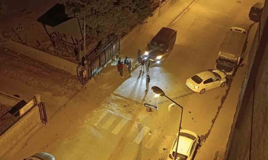 Siirt'te sabah çarpışması park halindeki araçlarla birlikte dört araca hasar verdi