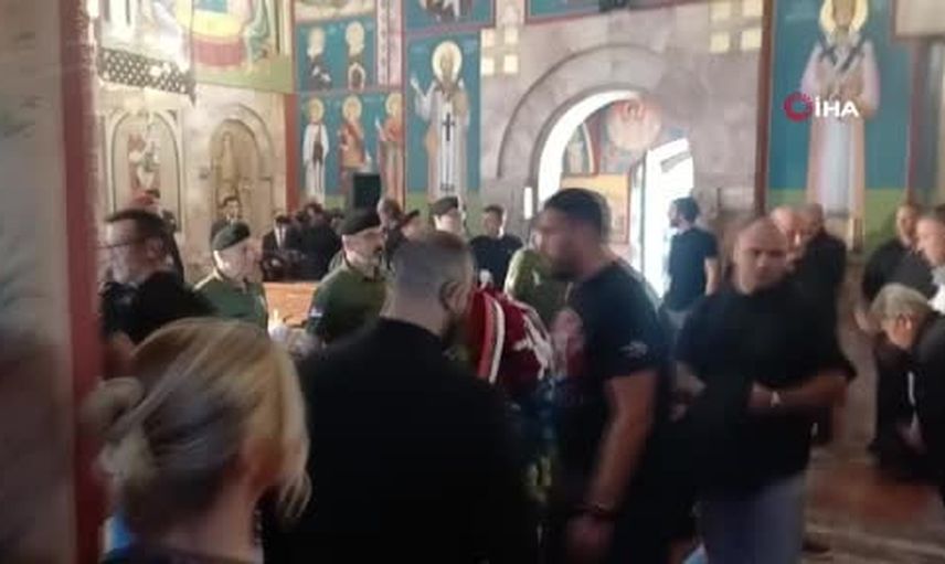 Mladiç için Belgrad'da askeri tören: bölünmüş tepkiler ve uluslararası kınama