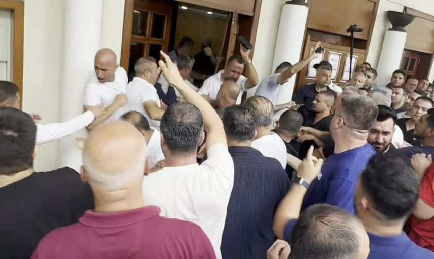 Adana'da servis plaka ihalesi eylemi güvenlik müdahalesine dönüştü
