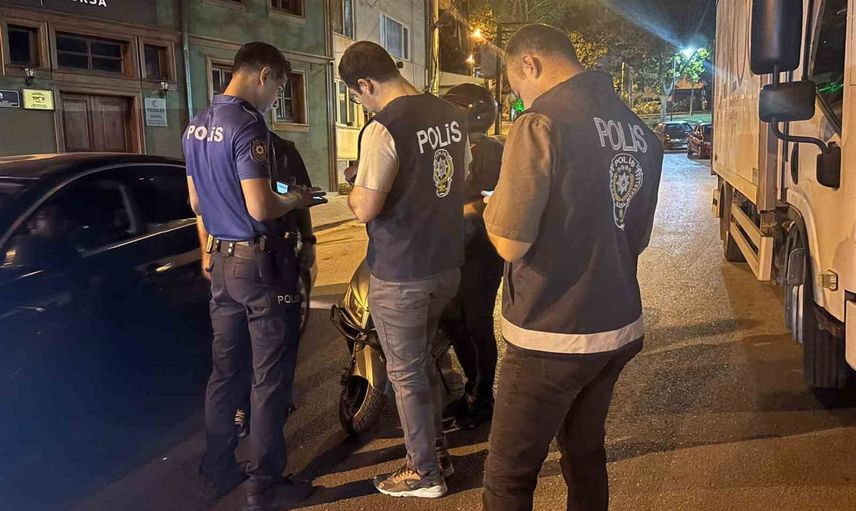 Huzur uygulamasında üç aranan şahıs yakalandı, esrar ele geçirildi