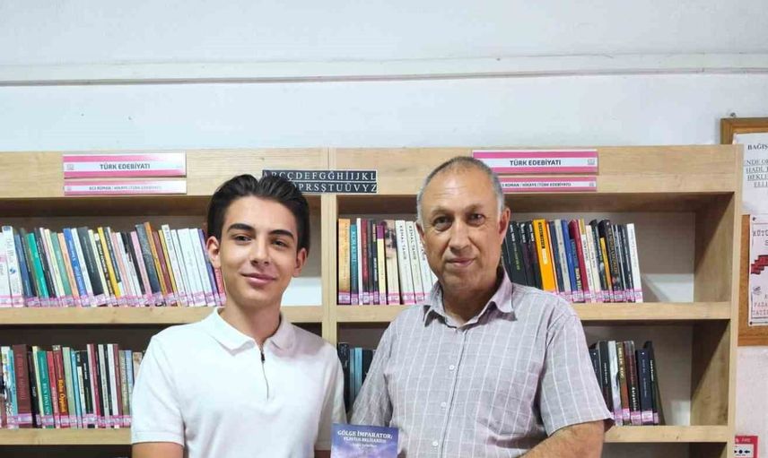 Kütüphanede genç tarihçi ve eğitimci yazar buluşması