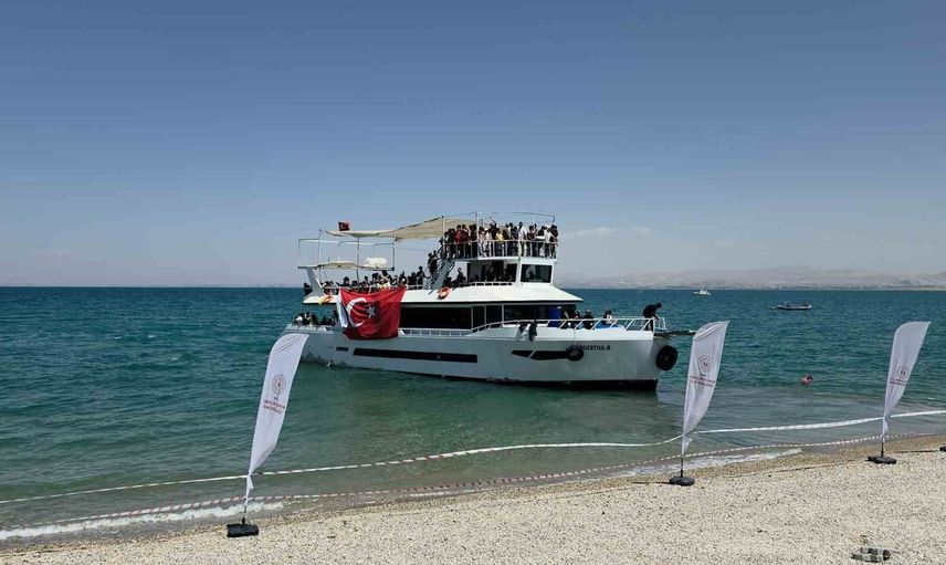 Van Gölü'nde bayrakla göğe yükselen flyboard görsel şöleni