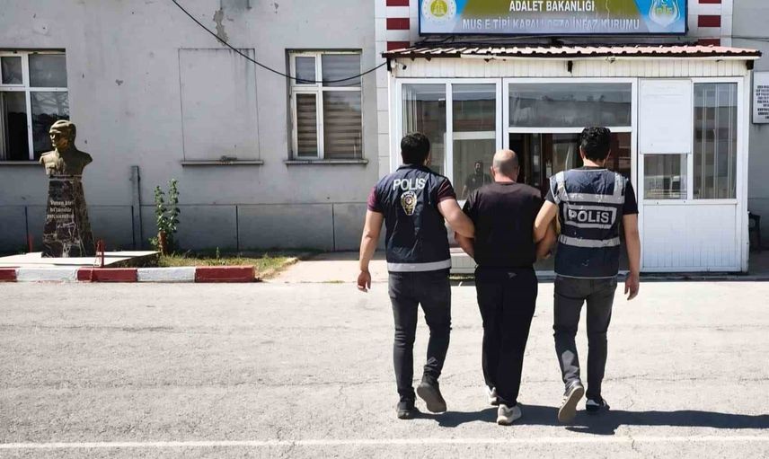 Muş'ta aranan şahıs silahla tehditten 4 yıl 2 ay hapis cezasıyla cezaevine teslim edildi
