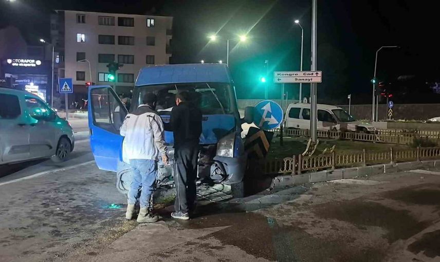 Erzurum'da Barış Pınarı köprülü kavşağında gece kazası: 3 yaralı