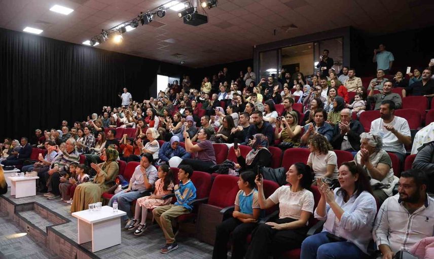 Miniklerin kırmızı beyaz coşkusu: Didim'de Cumhuriyet Bayramı kutlaması