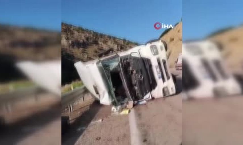 Kilis-Hatay kara yolunda devrilen tır: sürücü müdahalenin ardından hastaneye sevk edildi
