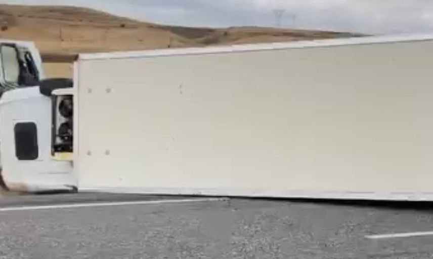 Çakırbey mevkiinde devrilen tırın sürücüsü yaralandı