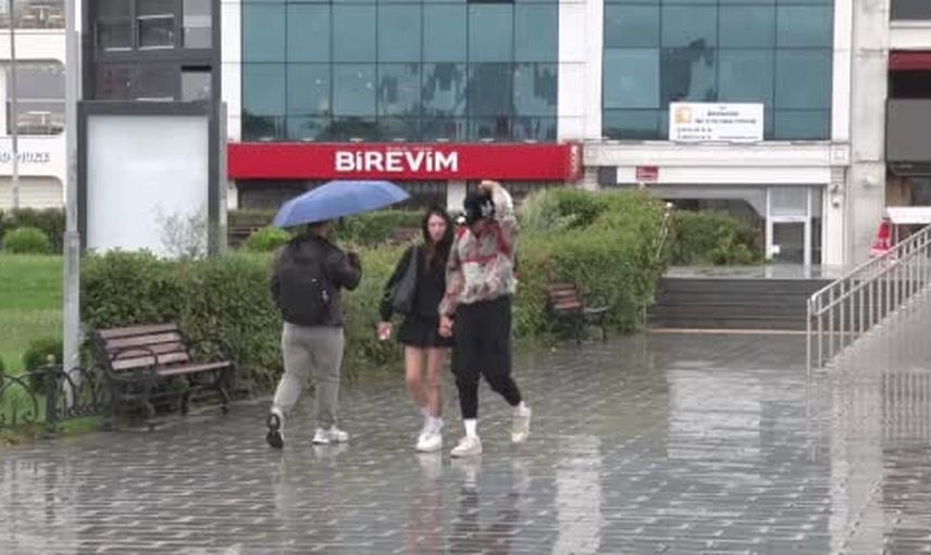 İstanbul'da Anadolu yakasında sabah yağmuru günlük hayatı aksattı