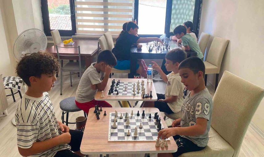 Germencik'te küçük hamlelerin büyük kazancı: çocuklar satrançla tatili değerlendiriyor