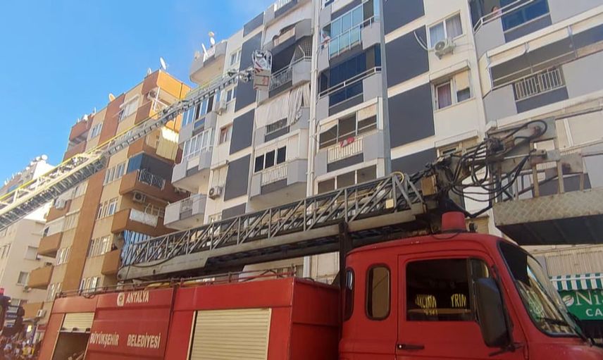 Antalya'da beşinci kattaki yangın bir dairenin salonunu kullanılmaz hale getirdi