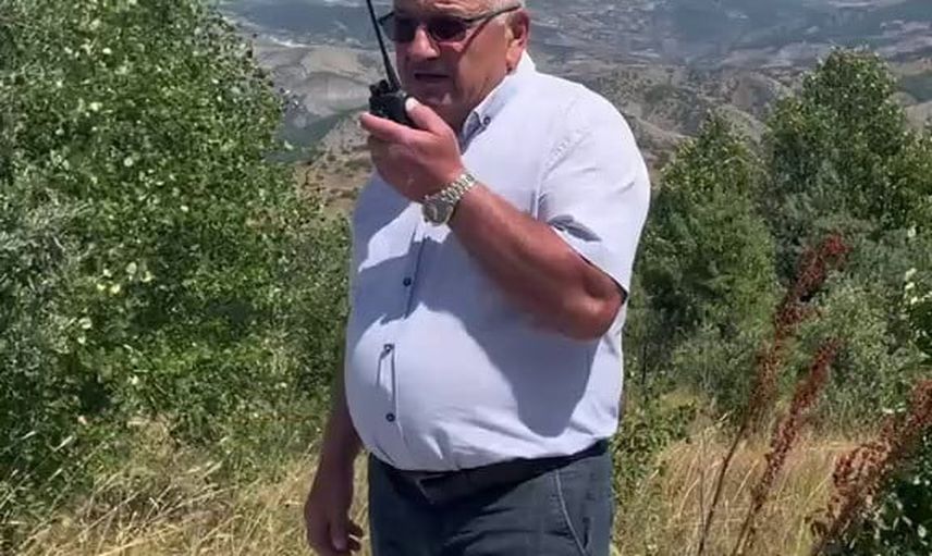 Köyde cep telefonu yok, telsizle hayata tutunuyorlar