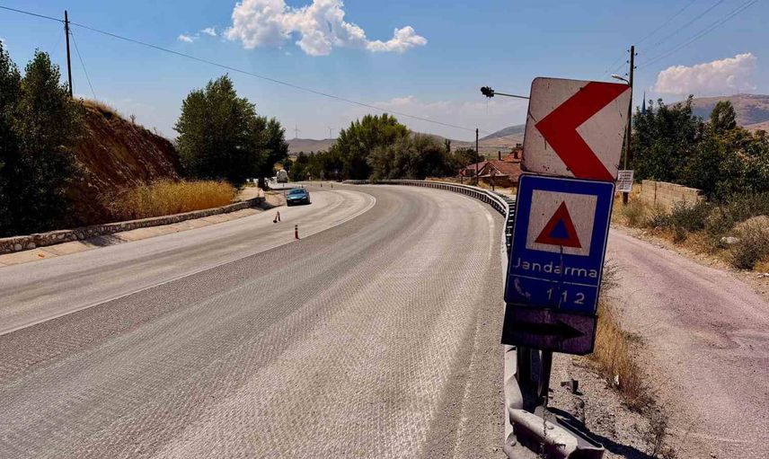 Dorse kaynaklı boya yüzünden mor kalan yol iş makineleriyle kazındı