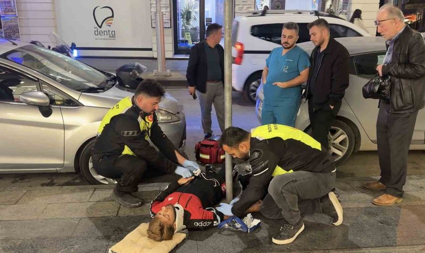 İki aracın arasından geçerken çarpıştı: İstiklal Caddesi'nde motosikletli yaralandı