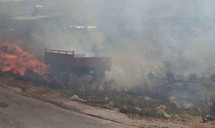Buldan'da dere yatağında otluk yangını römorka sıçradı, ekipler söndürdü
