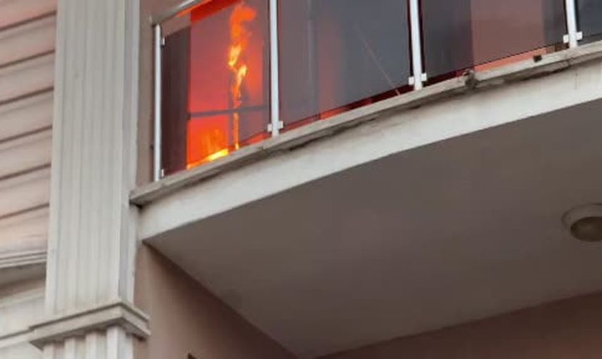 Kapalı çevrede itfaiye 2. kattan uzanan hortumla 4. kata müdahale etti