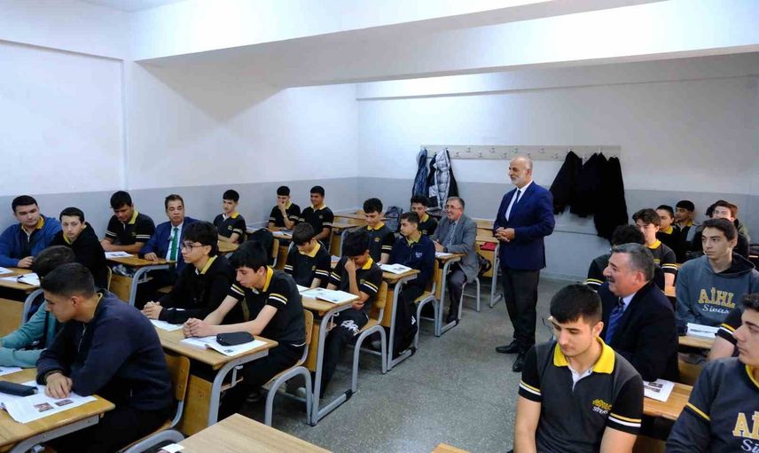Mezun olduğu imam hatip lisesine rektör olarak dönen akademisyenin çağrısı