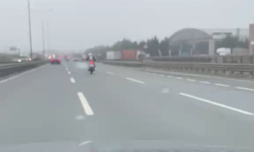 Trafikte tehlikeli manevra Sultangazi'de motosikletin zigzaklı sürüşü kamerada