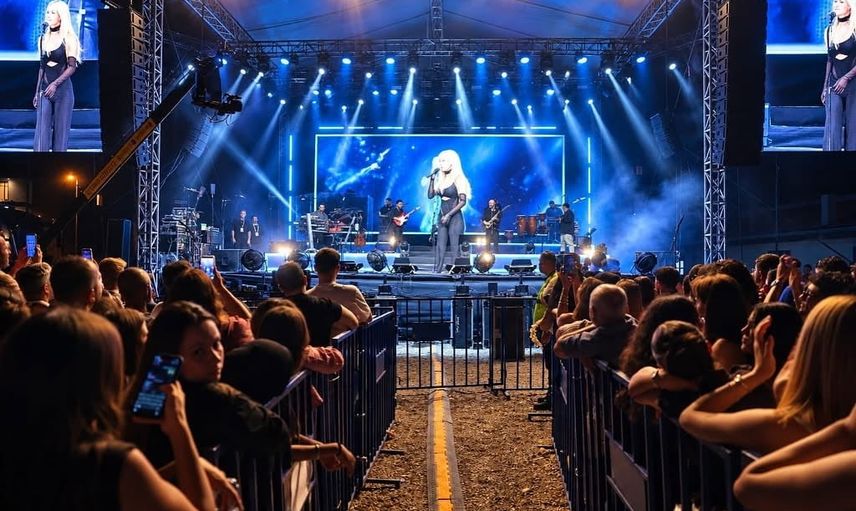 Çivril'de elma festivalinin finalini Derya Uluğ'un enerjisi taçlandırdı