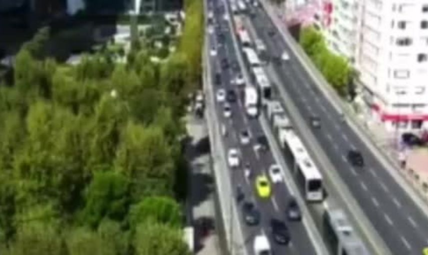 Mecidiyeköy'de metrobüs arızası uzun kuyruklar ve trafik yoğunluğu getirdi