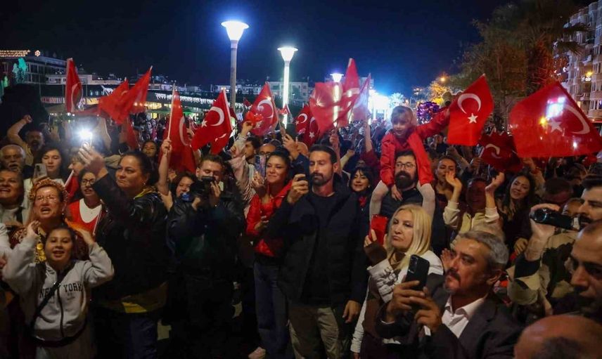 Efeler'de kırmızı-beyaza bürünen cumhuriyet coşkusu