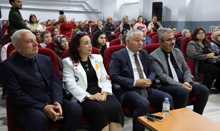 Aile, okul ve toplum el ele: Aksaray'da 'madde mi, mana mı, bağımlılık mı' eğitimi
