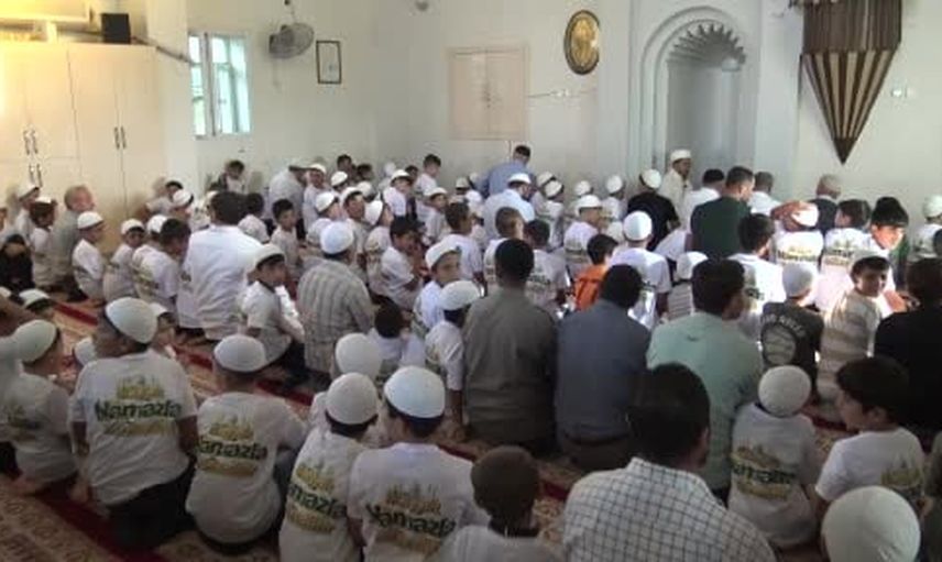 Gercüş'te 30 günlük eğitimini tamamlayan çocuklar cemaatle namaza başladı