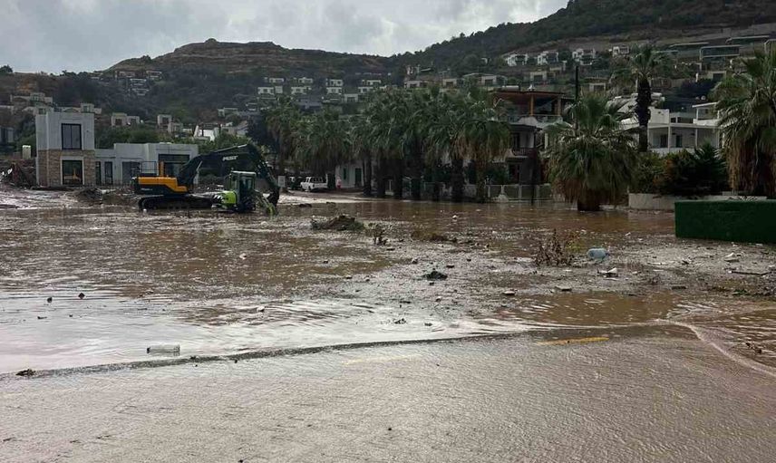 Bodrum'da ani sağanak yaşamı aksattı, işyeri ve yol etkilendi