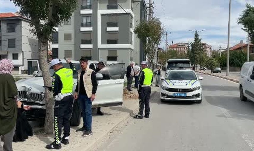 Karaman’da cip kaldırıma çıkarak ağacı devirdi